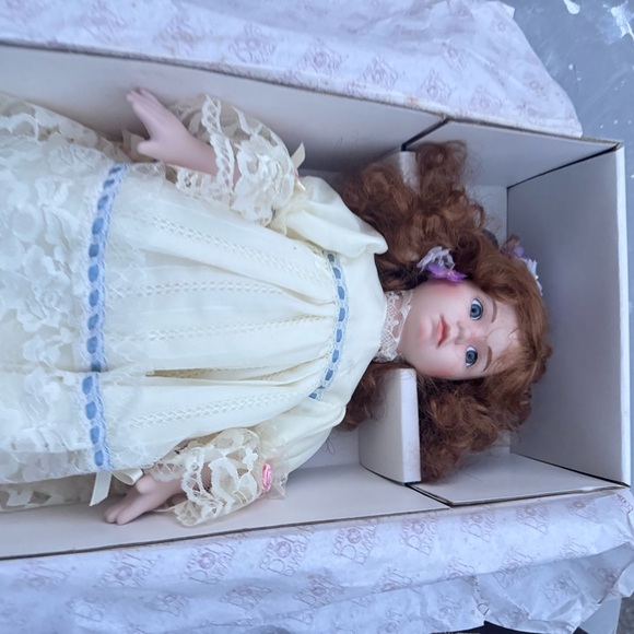 Limited edition vintage Amber porcelain doll - Picture 8 of 11